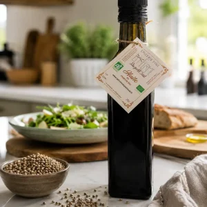 Huile-de-chanvre-classique-issue-par-une-première-pression-à-froid-des-graines-complètes-la-bouteille-est-posée-sur-une-table-en-bois-de-cuisine-dans-un-cadre-lumineux