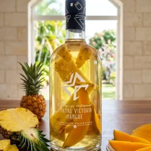 Ananas-mangue-bouteille-fermée-sur -une-table-en-bois-à-proximité-dune-fenêtre
