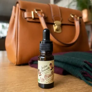 Bisette-huile-de-chanvre-format-de-poche-10ml-devant-un-sac-à-main