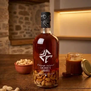 Cacahuète-caramel-bouteille-fermée-sur-une-table-en-bois-mur-en-pierres-naturelles-pot-de-caramel-et-cacahuètes-à-proximité-de-la-bouteille