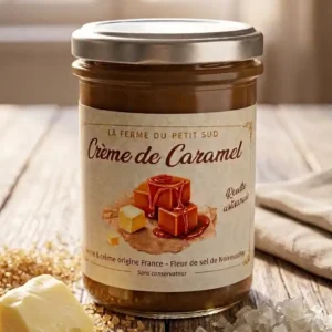 Crème-de-caramel-le-pot-est-fermé-sur-une-table-de-cuisine-en-bois-entouré-de-sucre-beurre-et-fleur-de-sel