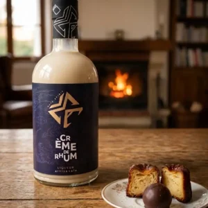 Crème-de-rhum-la-bouteille-est-pleine-su-une-table-en-bois-dan-u-intérieur-cosy-avec-un-feu-de-cheminée-en-arrière-plan