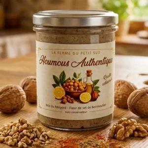 Houmous-authentique-le-pot-est-sur--une-table-en-bois-épices-et-cerneaux-de-noix-autour