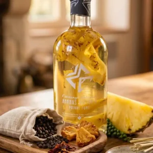 Rhum-arrangé-ananas-victoria-poivre-fumé-sur-une-table-en-bois-dans-intérieur-rustiue-et-chaleureux-ananas-frais-et-grains-de-poivre-fumé-à-côté
