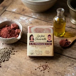 Savon-surgras-8%-huile-de-chanvre-et-argile-rouge-idéal-peaux-très-réactives-convient-visage-et-toilette-intime-couleur-marbrée-blanche-et-terracotta