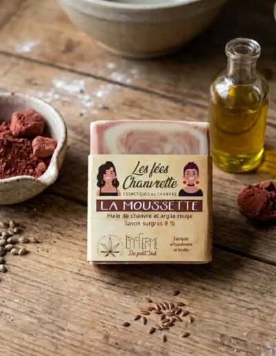 Savon-surgras-8%-huile-de-chanvre-et-argile-rouge-idéal-peaux-très-réactives-convient-visage-et-toilette-intime-couleur-marbrée-blanche-et-terracotta