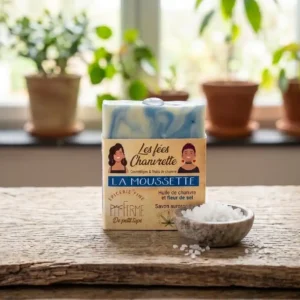 Savon-surgras-8%-huile-de-chanvre-et-fleur-de-sel-senteur-marine-discrète-couleur-marbrée-blanche-et-bleu