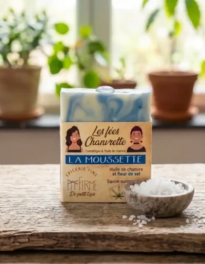 Savon-surgras-8%-huile-de-chanvre-et-fleur-de-sel-senteur-marine-discrète-couleur-marbrée-blanche-et-bleu