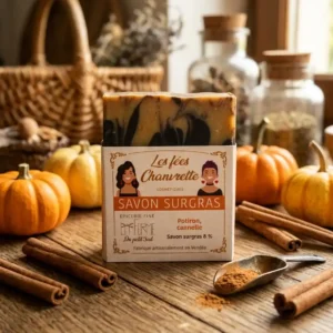 Savon-surgras-potiron-cannelle-sur-une-table-en-bois-dans-un-intérieur-rustique-chaleureux-et-réconfortant