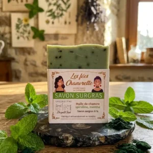 Savon-surgras-spiruline-menbthe-décor-intérieur-rustique-savon-spiruline-et-menthe-fraîche-sur-une-table-en-bois