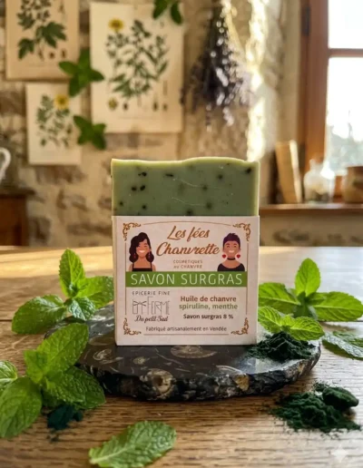 Savon-surgras-spiruline-menbthe-décor-intérieur-rustique-savon-spiruline-et-menthe-fraîche-sur-une-table-en-bois