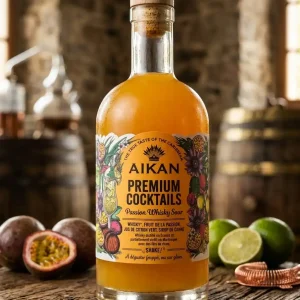 Whisky-arrangé-fruits-de-la-passion-la-bouteille-est-sur-table-très-rustique-inégale-et-donne-très-envie