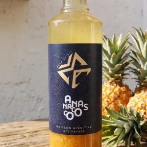 planteur-ananas-coco-entouré-d'ananas-frais-et-de-morceaux-de-coco