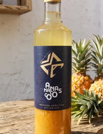 planteur-ananas-coco-entouré-d'ananas-frais-et-de-morceaux-de-coco