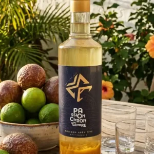 planteur-passion-citron-gingembre-la-bouteille-est-sur-une-table-de-jardin-en-bois-avec-des-fruits-frais-à-proximité