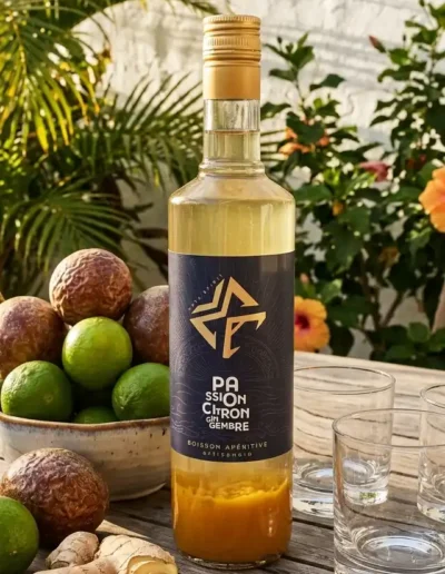 planteur-passion-citron-gingembre-la-bouteille-est-sur-une-table-de-jardin-en-bois-avec-des-fruits-frais-à-proximité