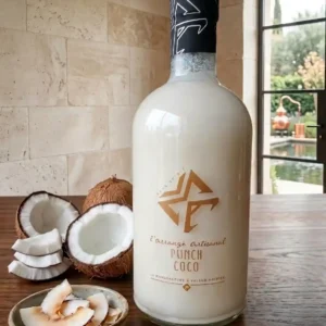 punch-coco-bouteille-posée-sur-une-table-en-bois-décor-rustique-mur-en-pierre