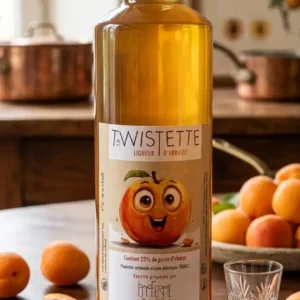 liqueur-artisanale-dabricot-frais-la-bouteille-est-dans-une-cuisine-rustique-et-chaleureuse-des-abricots-frais-sont-également-présents-dans-le-décor