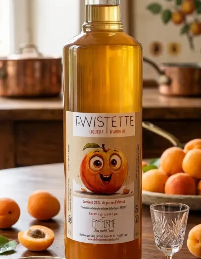 liqueur-artisanale-dabricot-frais-la-bouteille-est-dans-une-cuisine-rustique-et-chaleureuse-des-abricots-frais-sont-également-présents-dans-le-décor