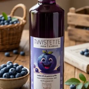 liqueur-artisanale-de-myrtilles-fraîches-dans-une-cuisine-lumineuse-des-myrtilles-sont-présentes-dans-un-panier-en-osier-sur-la-table-en-bois-prêt-de-la-bouteille